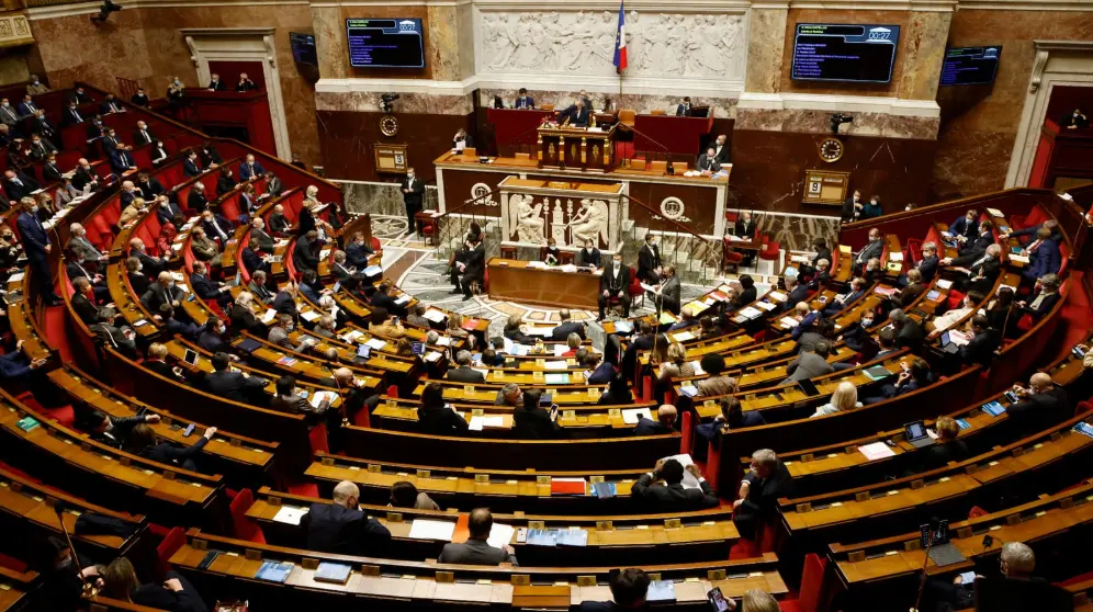 Троє депутатів парламенту Франції змушені достроково скласти мандати