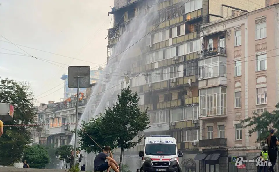 Нічний обстріл Києва: рятувальники ліквідовують загоряння на 9 поверсі будівлі у Шевченківському районі. ФОТО