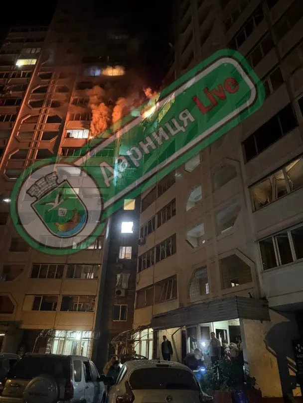 У Києві зафіксовано падіння уламків на житлові будинки, палає дитсадок (фото)