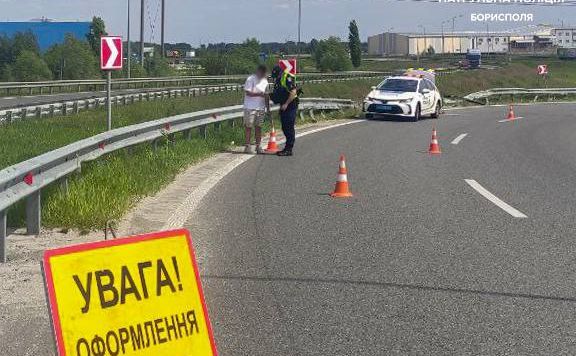 Під Борисполем водій на BMW розтрощив відбійник і злетів у кювет