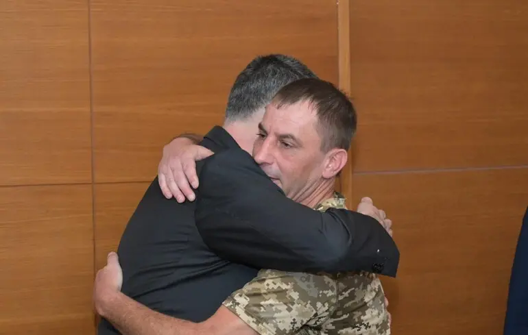 Глава МЗС Ізраїлю зустрівся з українським військовим, який втратив родину внаслідок іранського ракетного удару