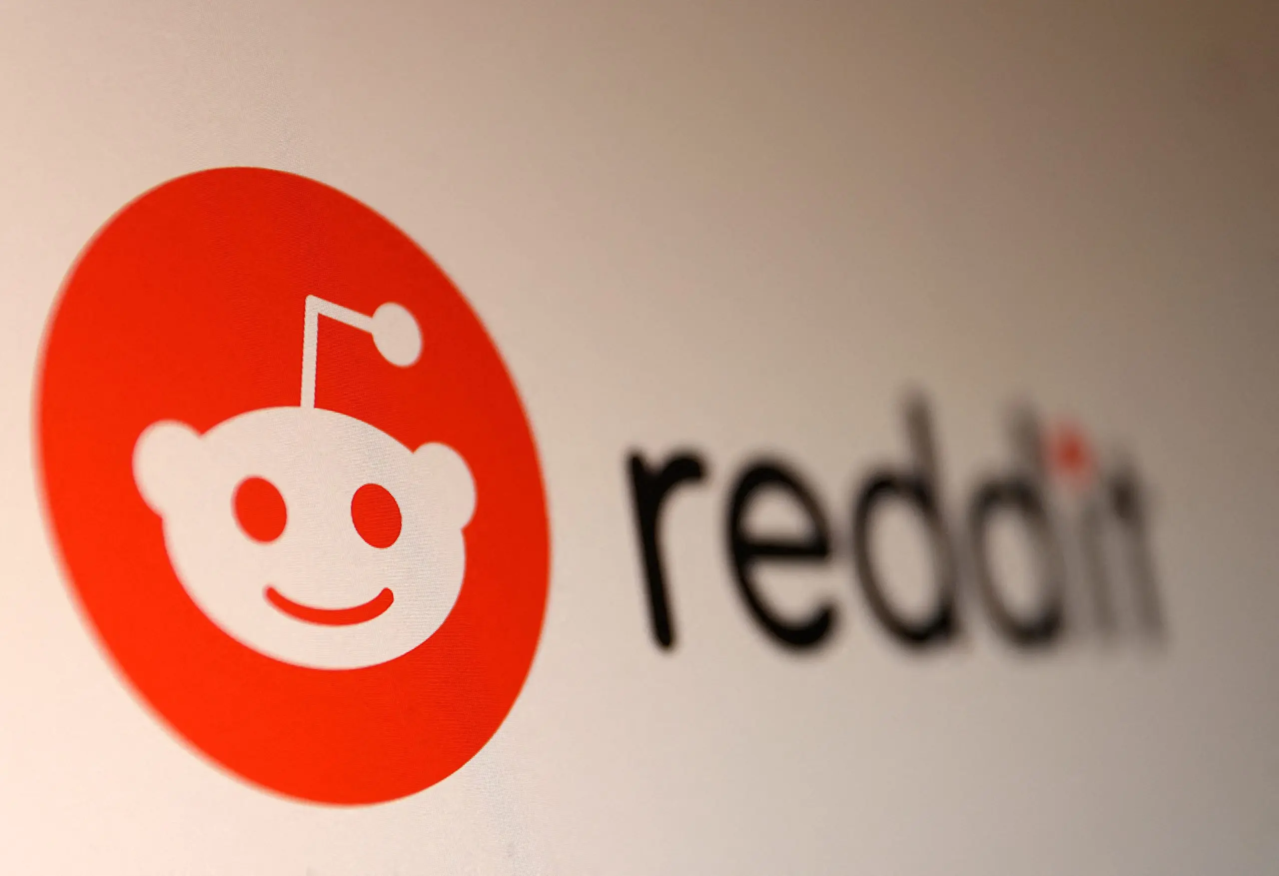 Reddit подає до суду на Anthropic за незаконне використання даних користувачів