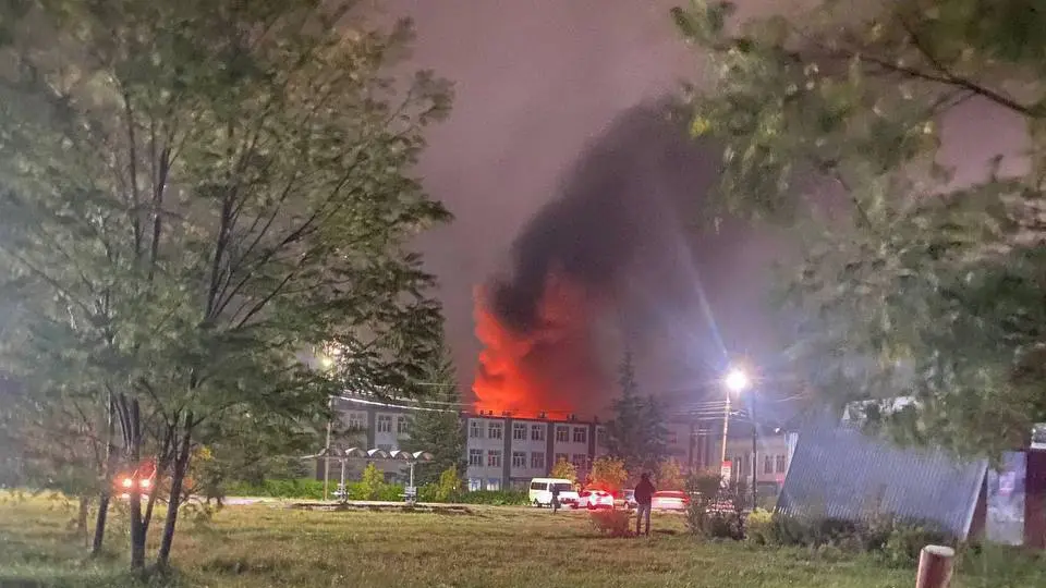 В Брянской области под ударом завод "Электродеталь": фото, видео прилетов и пожара