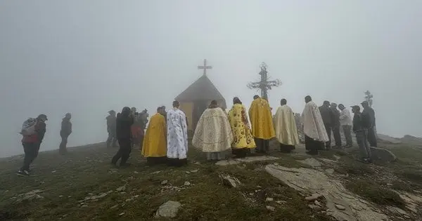 З ініціативи викладача приватного університету на горі Петрос встановили капличку (фото)