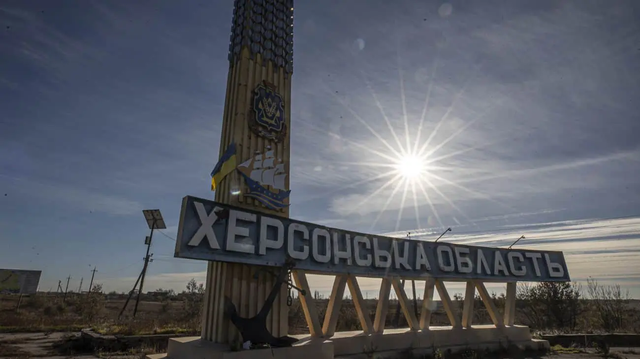 На Херсонщині росіяни скинули вибухівку на автомобіль: поранено двох дітей