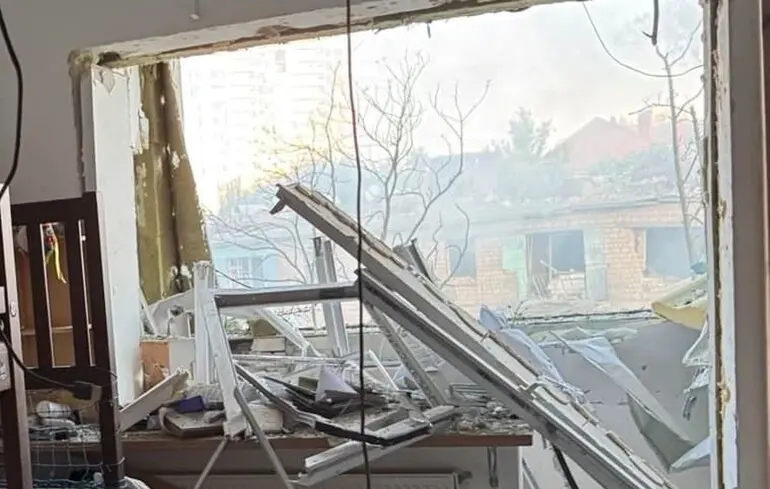 «Нам пощастило, всі живі»: внаслідок обстрілу Києва зруйнована квартира Тараса Тополі
