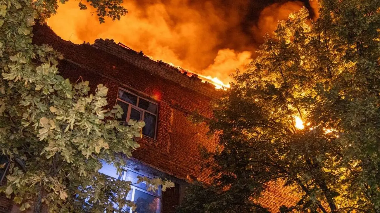В Харкові через удар БпЛА сталася пожежа в офісній будівлі, постраждали двоє людей