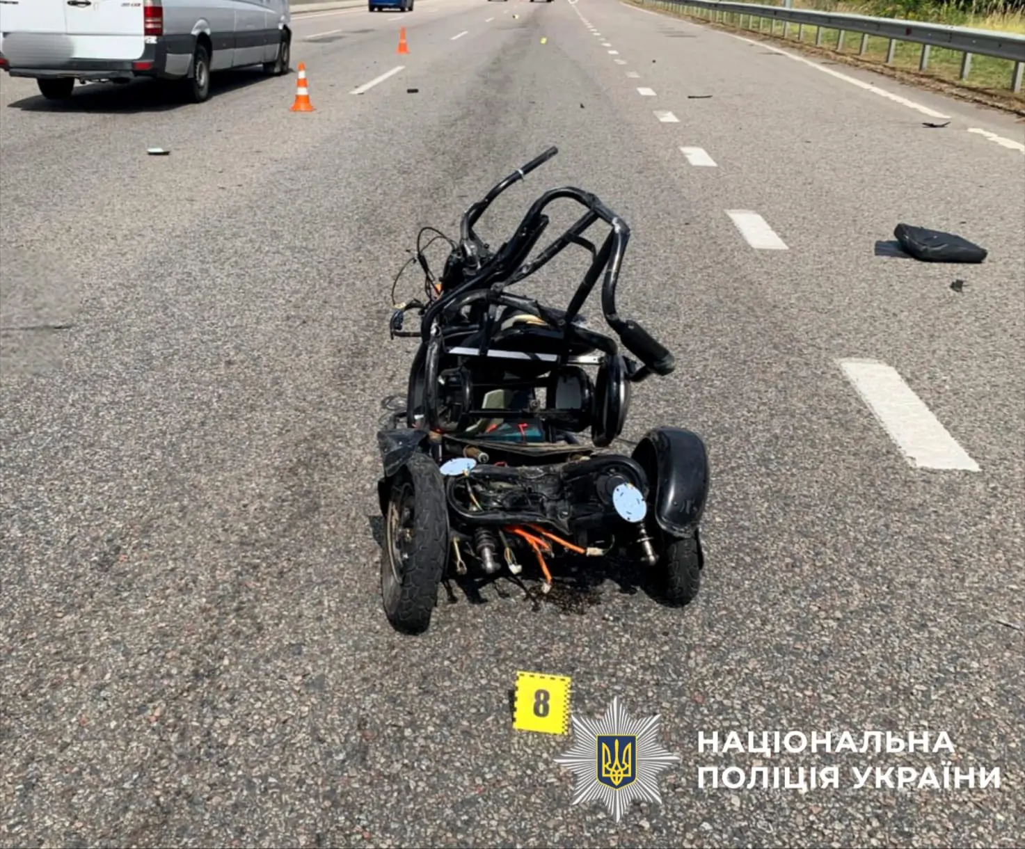 На трасі Київ-Одеса автомобіль в’їхав у електроскутер, його водій загинув ФОТО