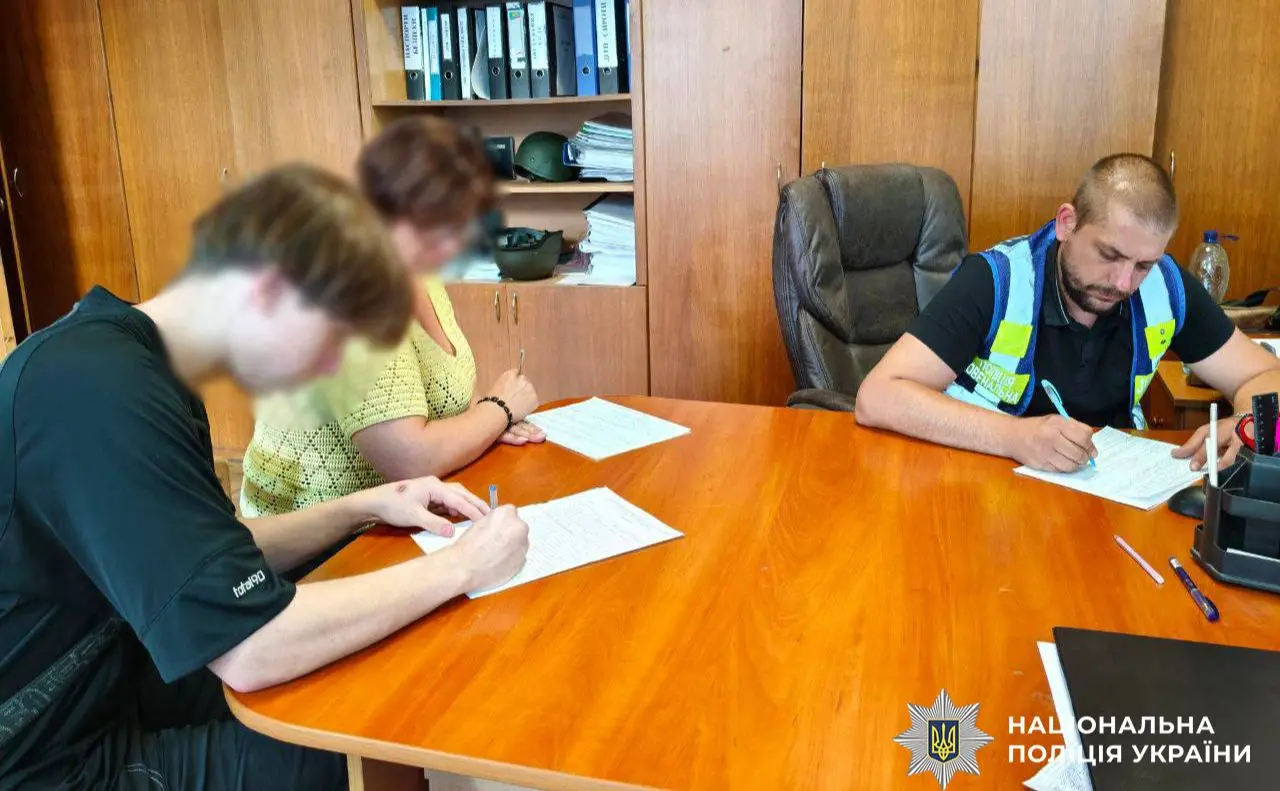 У Києві юні «тіктокери» зняли відео під російський реп у формі поліції: відповідатимуть батьки
