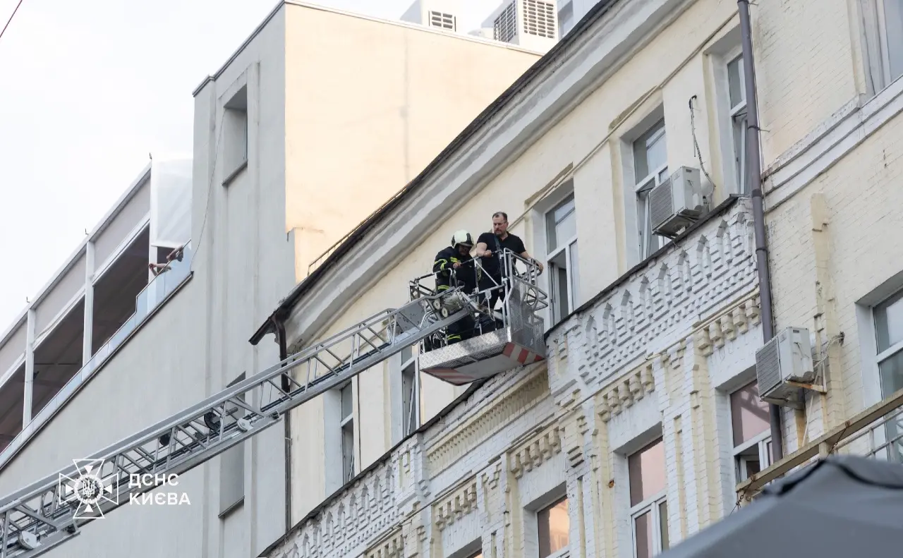 У Києві сталася пожежа в житловому будинку: трьох людей врятували