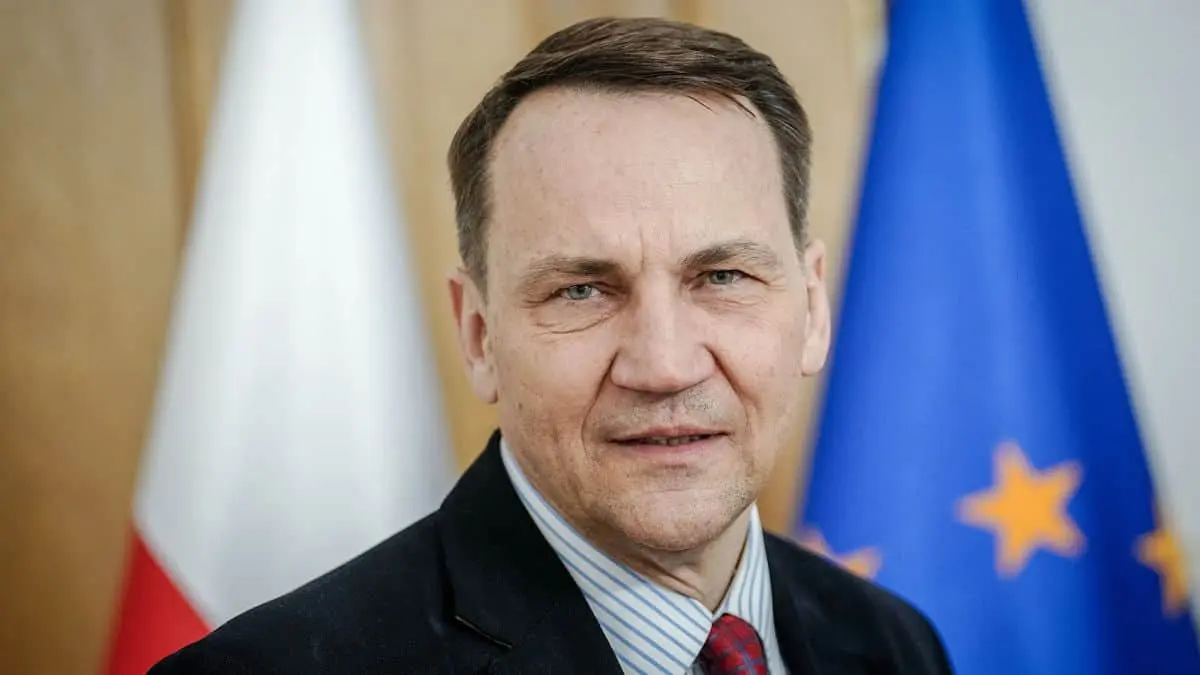 Сікорський гостро розкритикував заяви одіозного польського євродепутата щодо Аушвіца