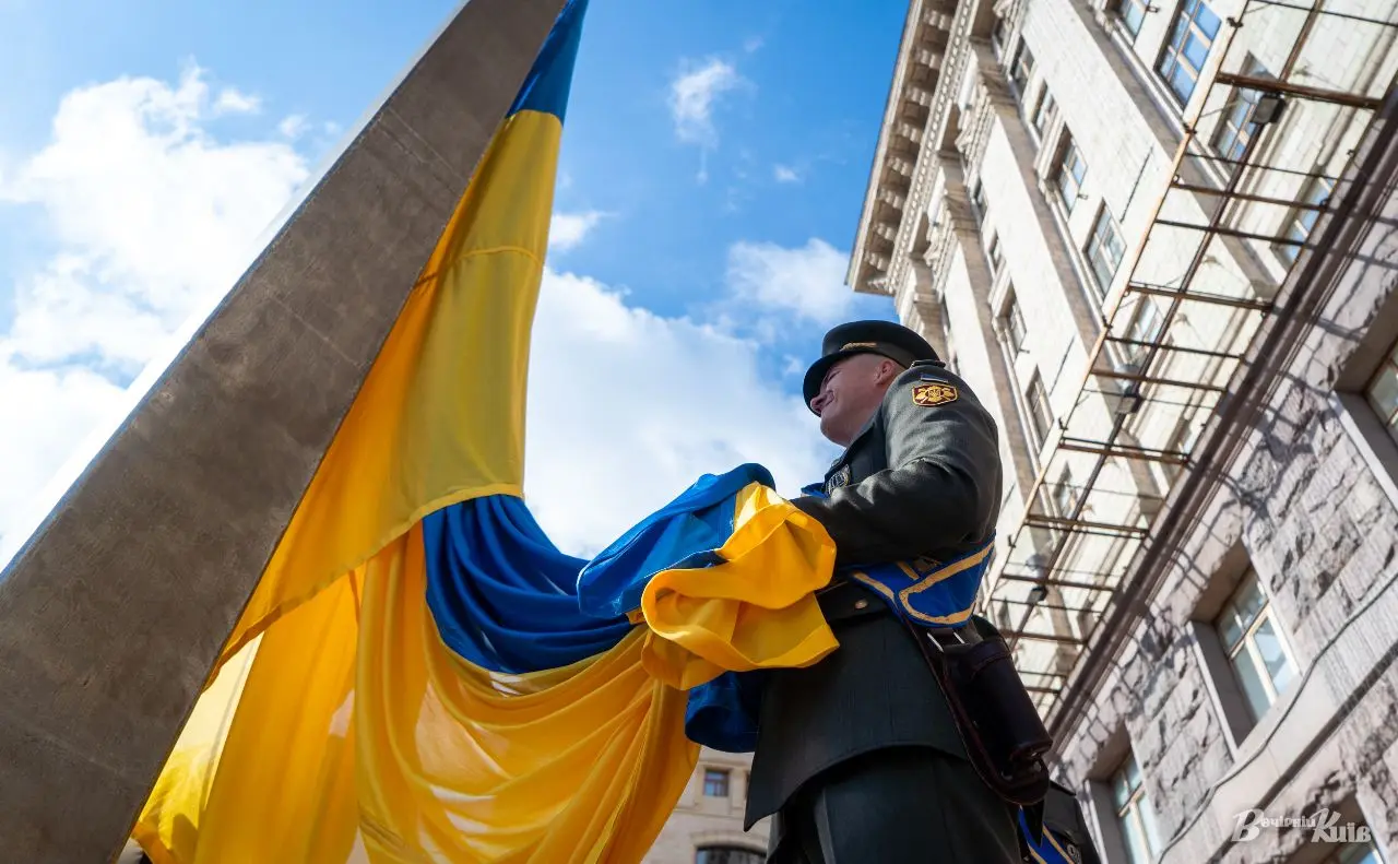 Біля КМДА урочисто підняли прапор України. ФОТО