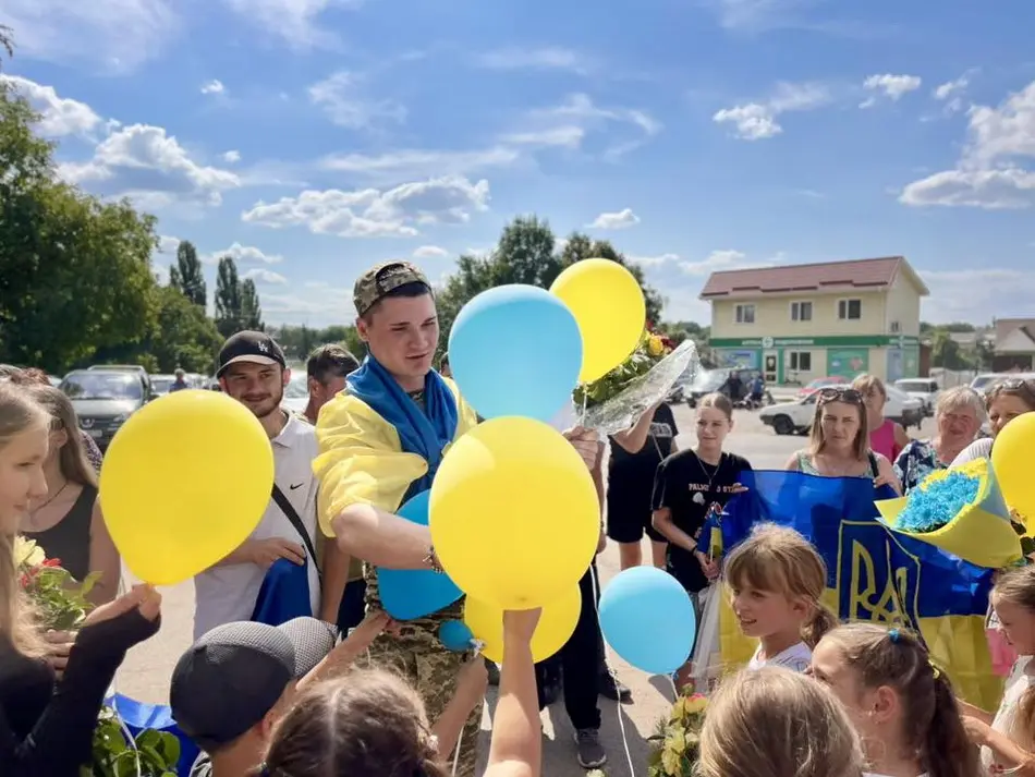 Квіти, коровай та слова подяки: на Вінниччині односельчани зустріли воїна з полону
