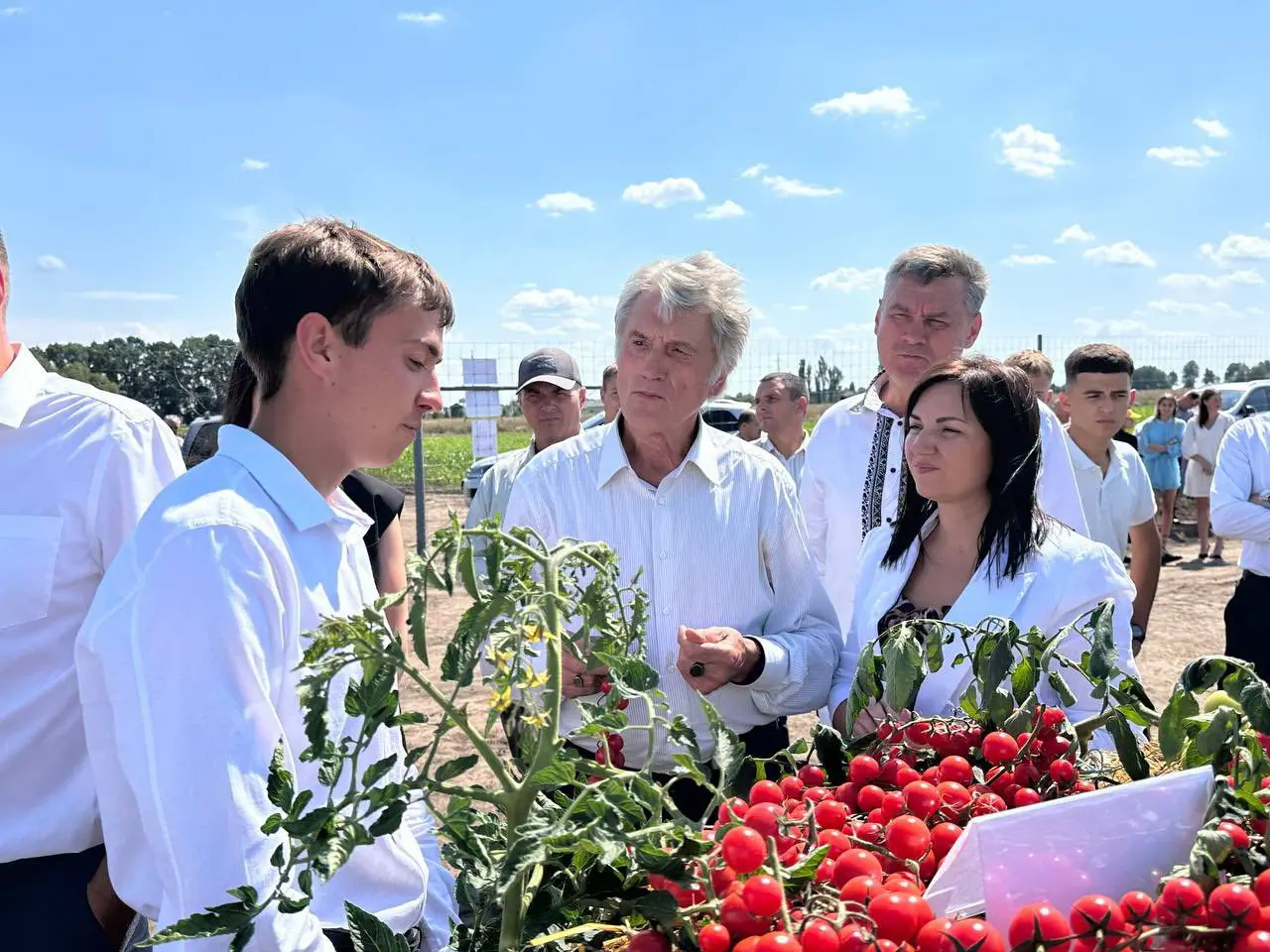 Після візиту до ВНАУ, Ющенку передали вінницьку кукурудзу