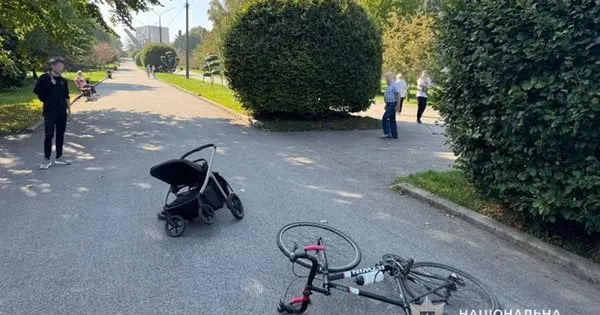 У тернопільському парку велосипедист збив жінку з піврічною дитиною у візочку