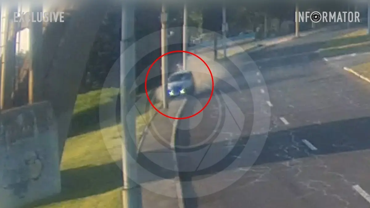 Відео моменту: у Дніпрі на Січеславській Набережній автівка влетіла у стовп