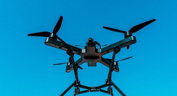На Брянщині FPV-дрони вдарили по мосту, який замінували росіяни: ефектні кадри