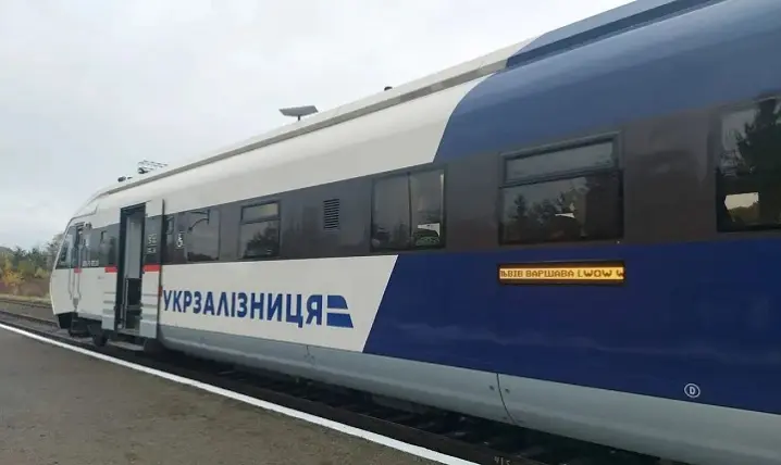 Внаслідок ракетних ударів потяг Київ-Чернівці та ще  сім прямують із затримками