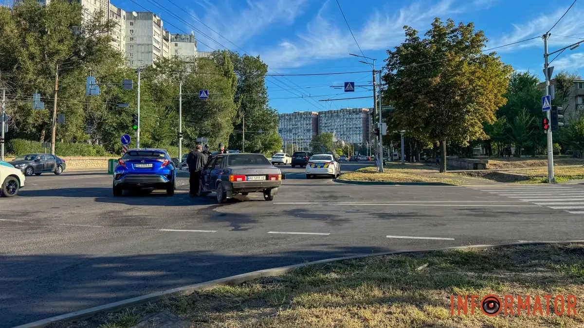 У Дніпрі на Запорізькому шосе зіштовхнулись ВАЗ та Toyota: зупинились тролейбуси