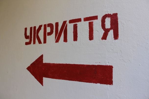 Чому у Києві на четвертий рік війни немає мобільних укриттів: відповідь шокує