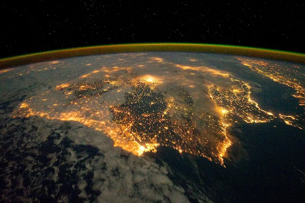 NASA попереджає що Земля стає темнішою