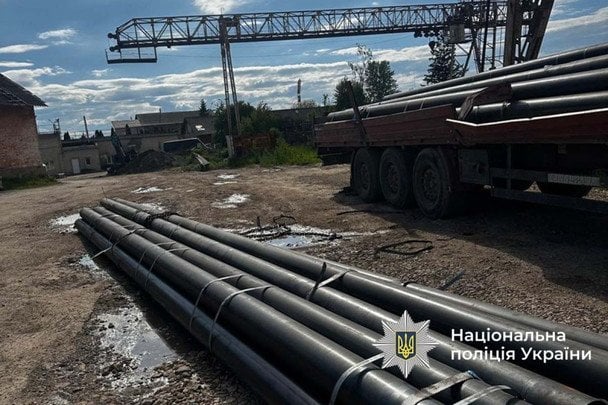 Труби впали на вантажівку: на підприємстві трагічно загинув водій