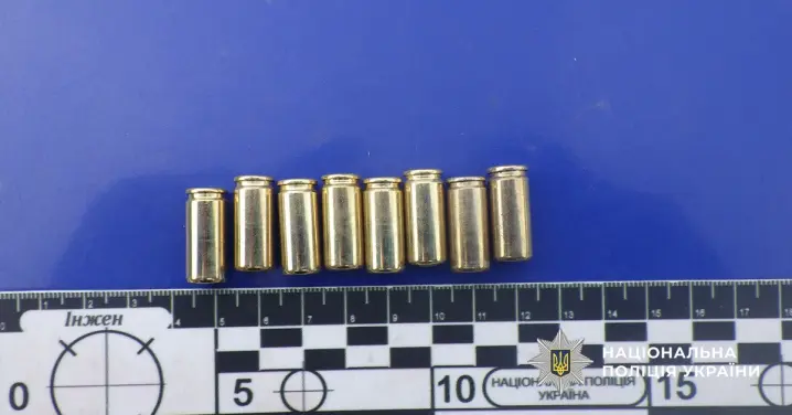 У Чернівцях хлопець змушував танцювати під дулом пістолета