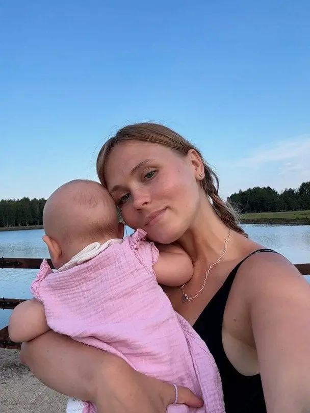 Анна Кошмал на свіжому фото показала підрослу 6-місячну донечку і розчулила її досягненнями