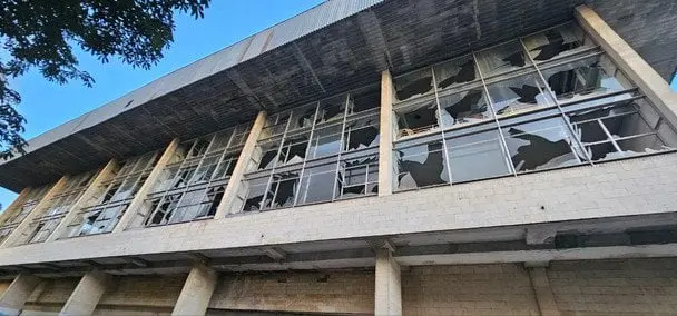 Через обстріл РФ постраждав спорткомплекс КПІ, згоріла будівля навпроти: деталі