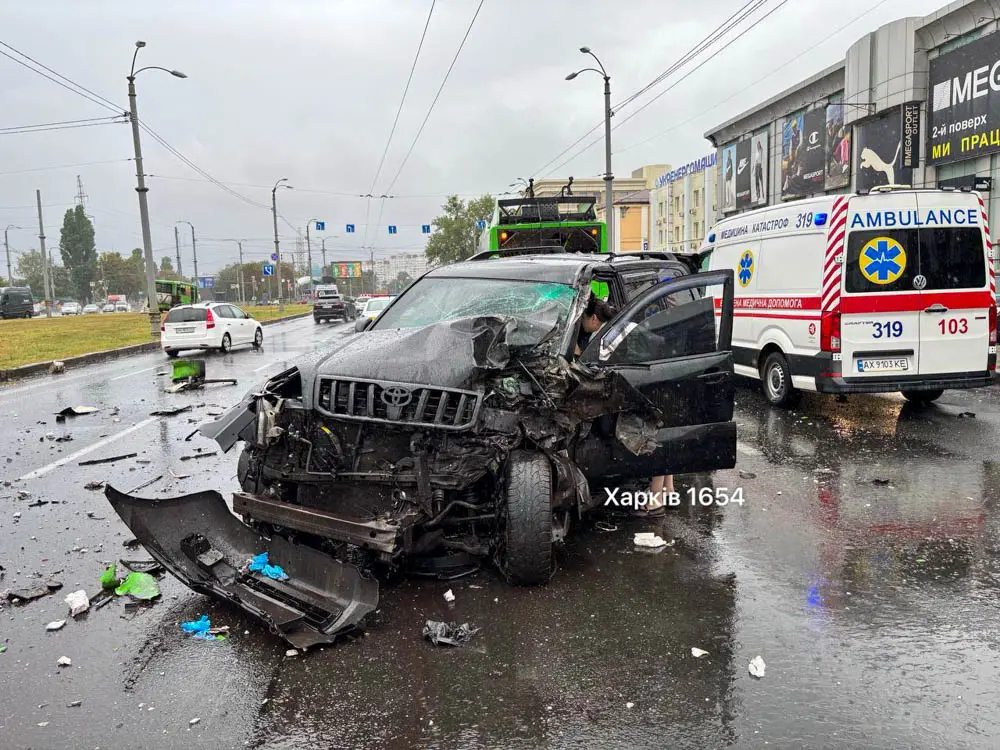 На проспекті Героїв Харкова сталася ДТП за участю легковика, автобуса і тролейбуса, є постраждалі