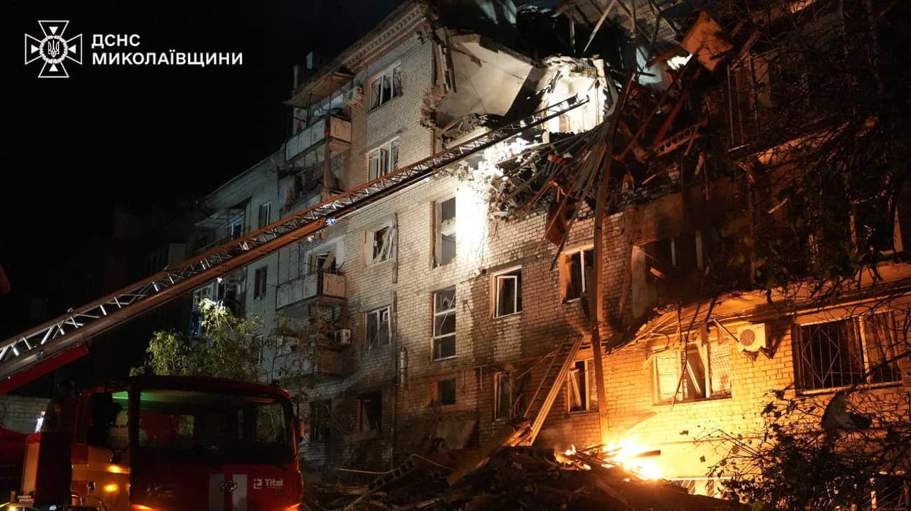 У Миколаєві російський дрон влучив у п’ятиповерхівку: одна людина загинула, п’ятеро поранені