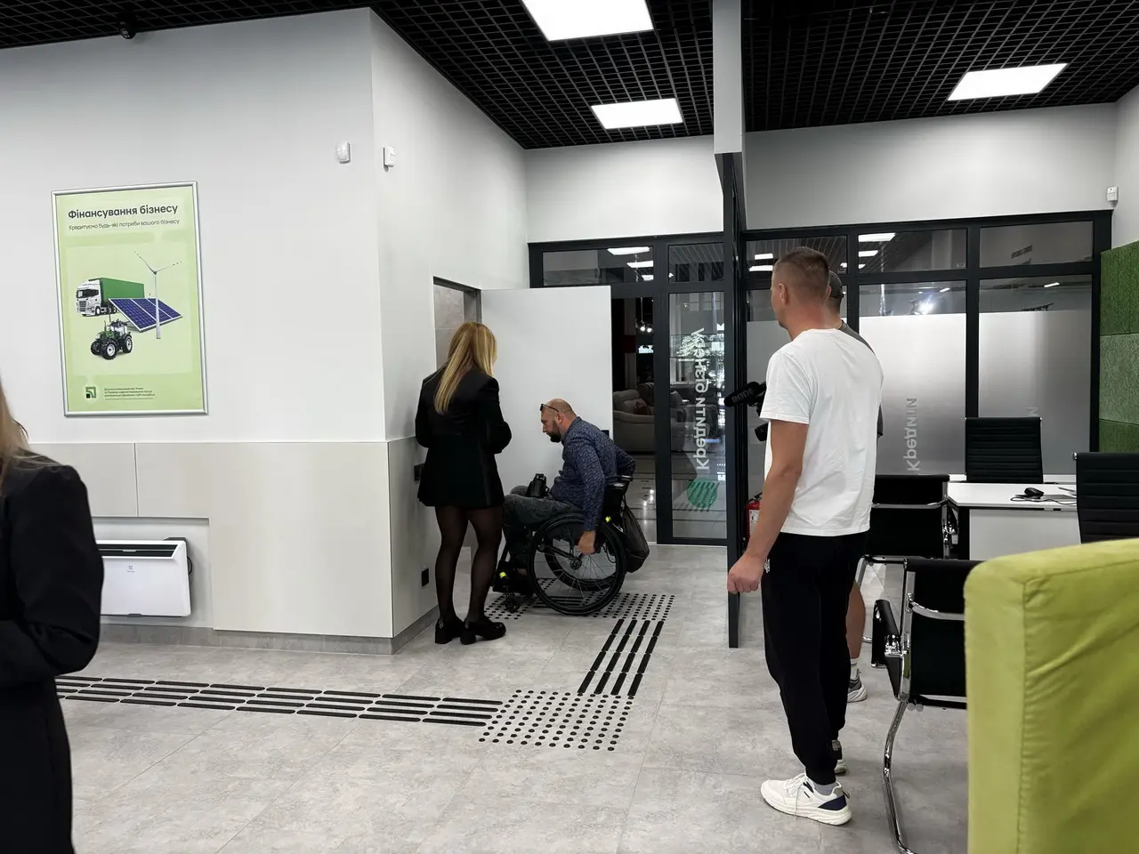 У Вінниці відкрили безбар’єрне відділення банку