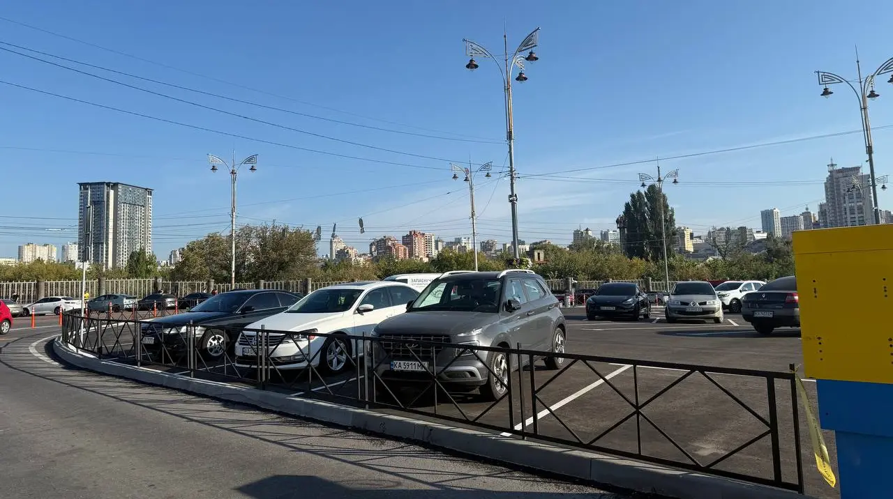 Біля вокзалу у Києві запрацював великий паркінг для авто