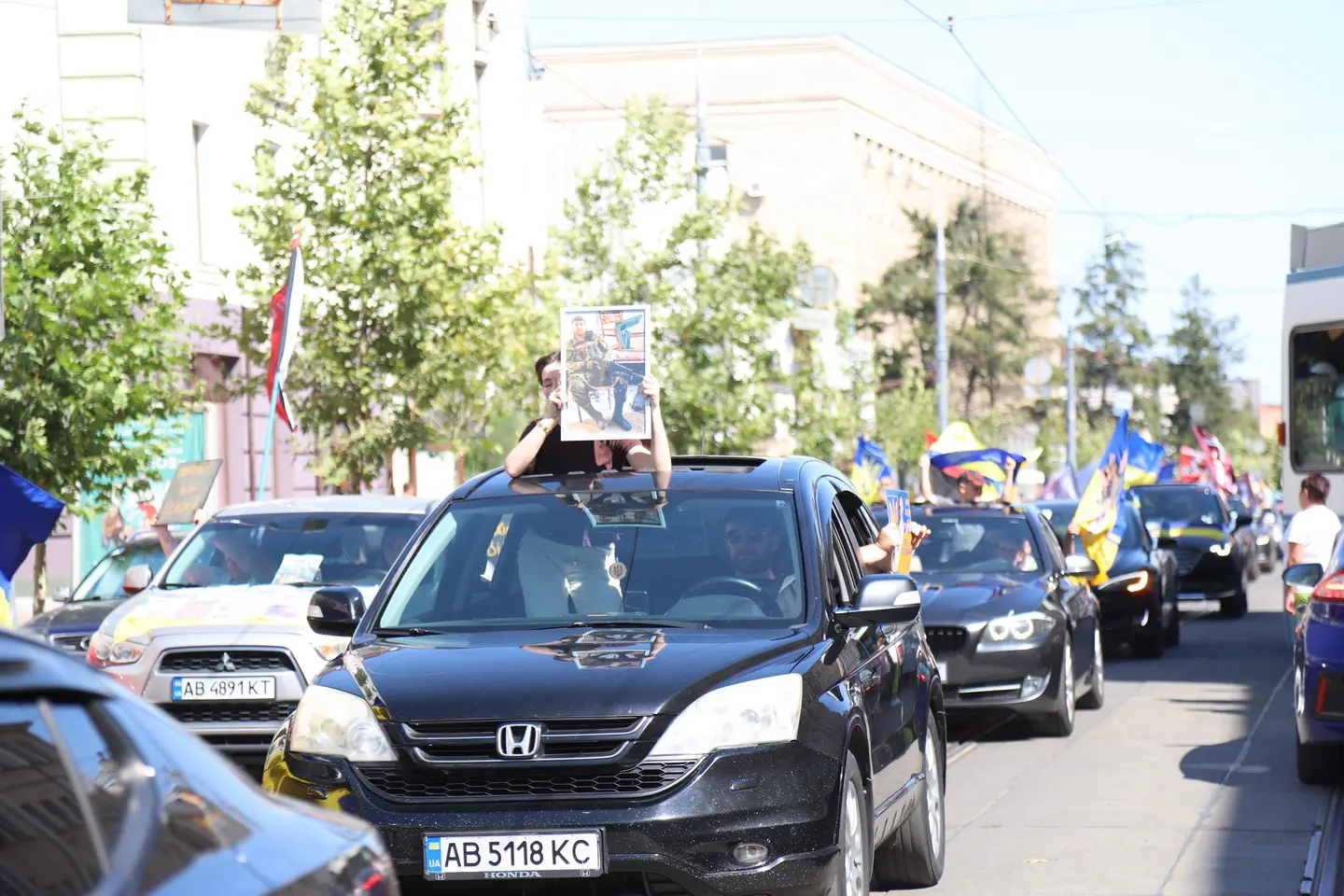 Через усю Вінницю пройшов масштабний автопробіг в пам’ять про загиблих воїнів