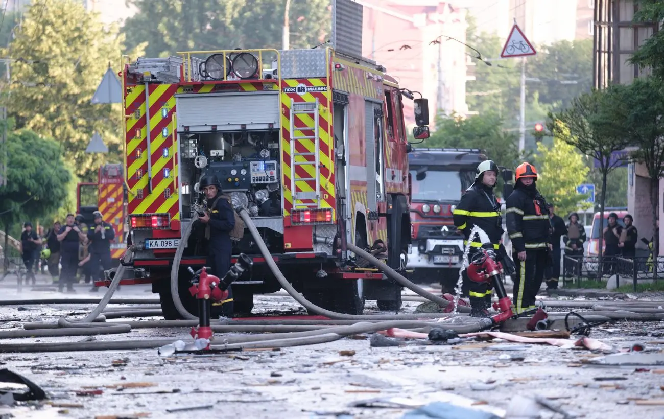 Горіли багатоповерхівки, пошкоджено ТЦ: наслідки атаки на Київ по районах