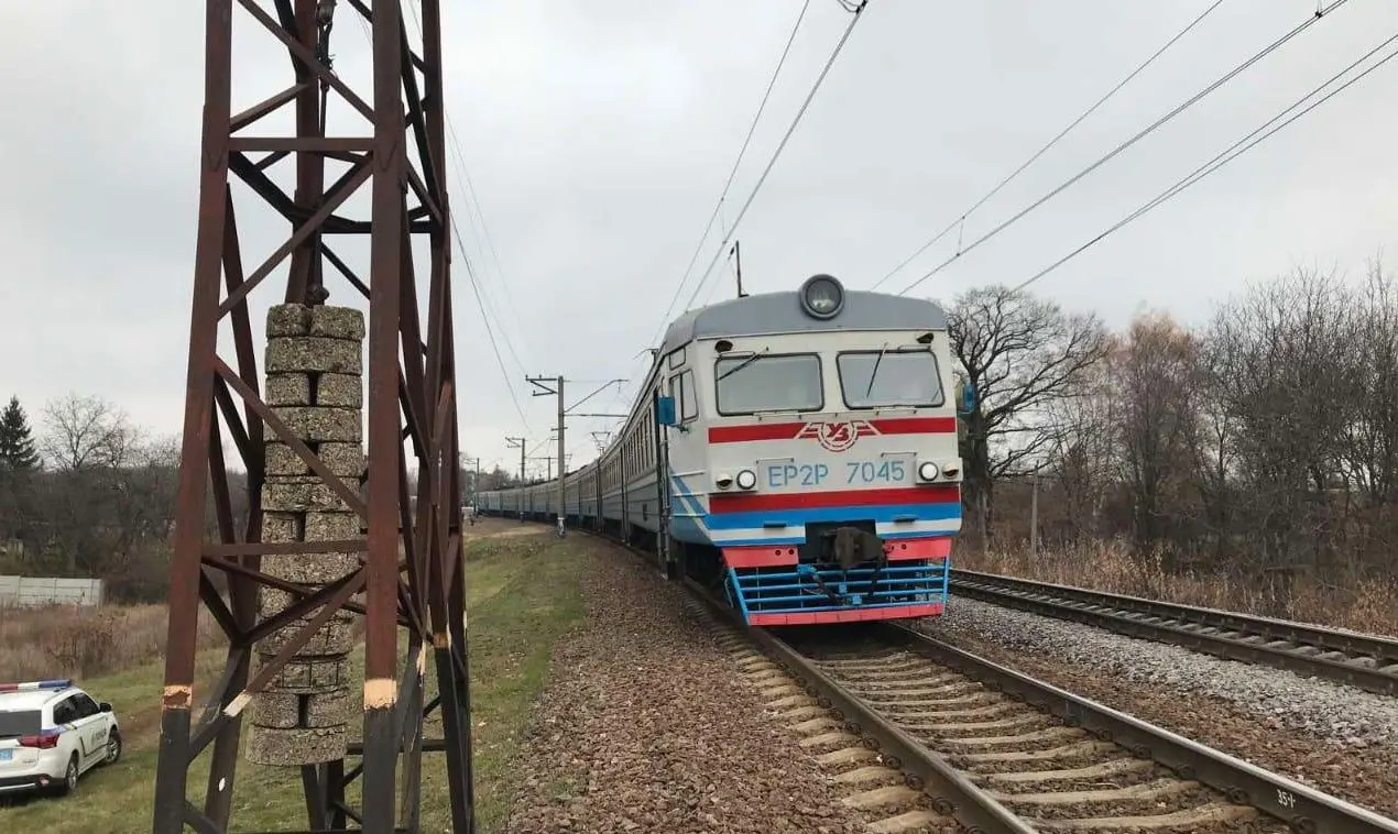 Електропотяг наїхав на чоловіка на Харківщині