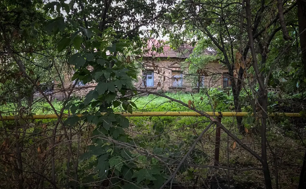 Трагедія на Куренівці: ворожий удар забрав життя мешканки історичної садиби, зруйнувавши її житло