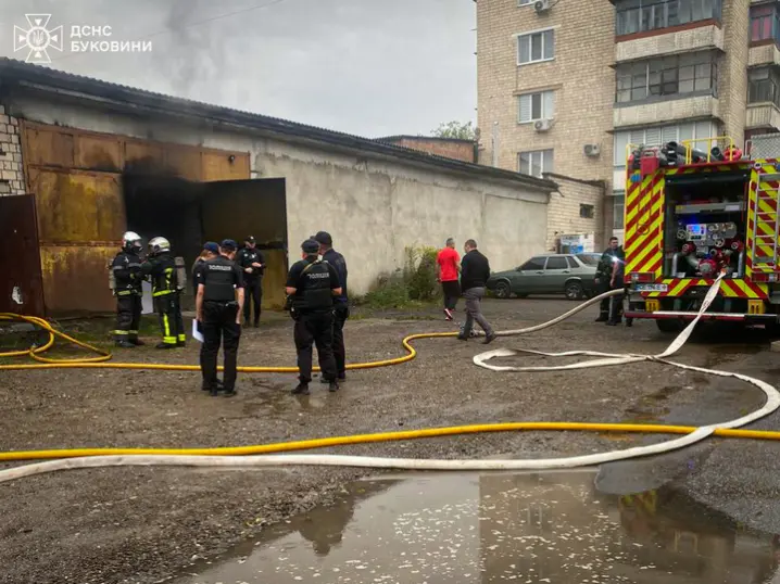 У Чернівцях горів склад, а на Сокирянщині господарська будівля