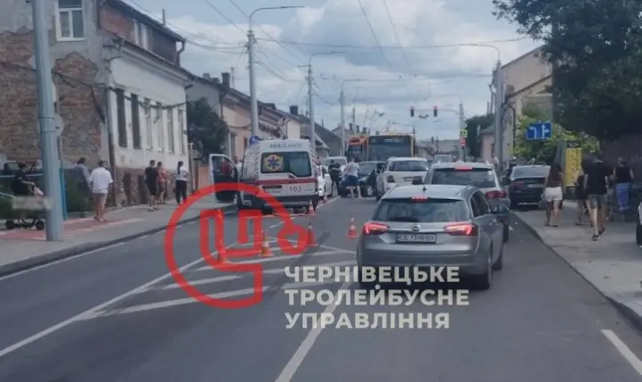 На Руській знову трапилася ДТП: врізалися три автівки, рух перекрито