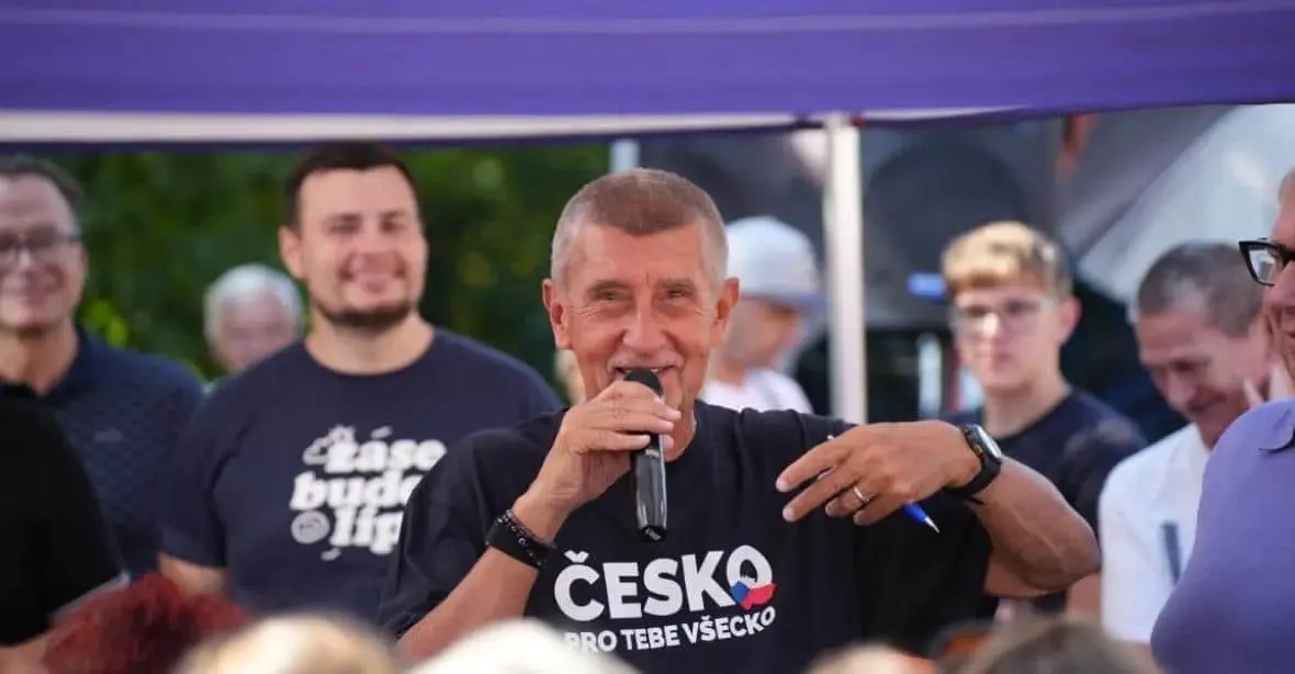 Експрем&#700;єр Чехії уперше зустрівся з виборцями після нападу три дні тому