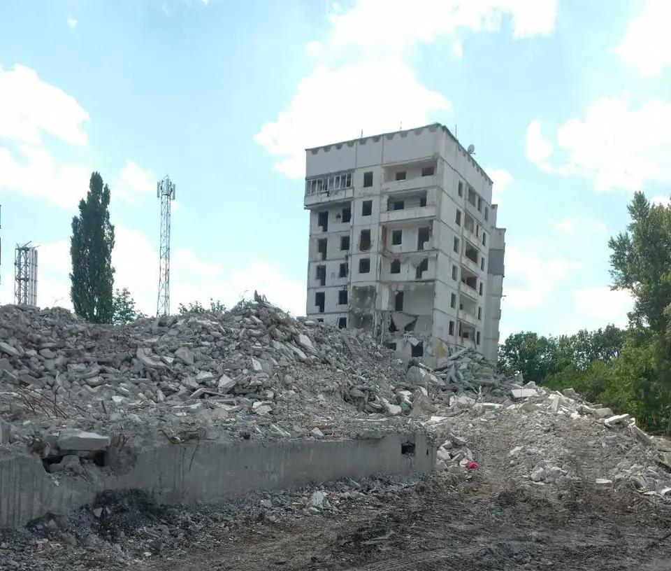 Дві багатоповерхівки, зруйновані російськими обстрілами, знесли у Харкові