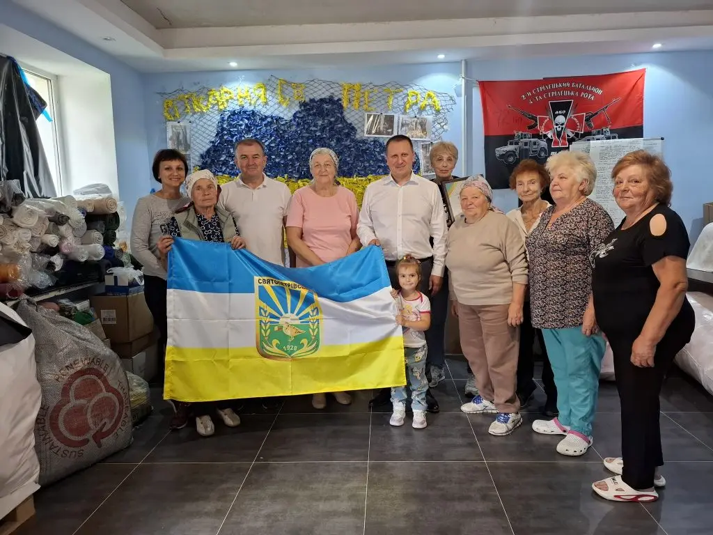 У Білогородці волонтери «Сіткарні Святого Петра» плетуть антидронові сітки та шиють одяг для військових