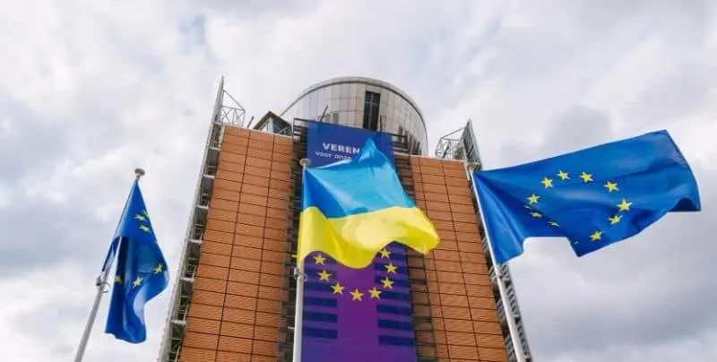 Єврокомісія підняла український стяг до Дня прапора України