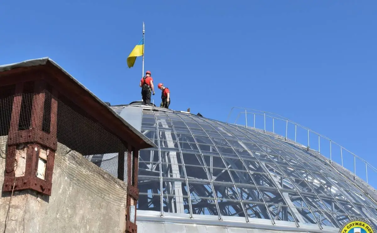 На скляній бані Київського будинку вчителя карсівці ліквідували аварійність. ФОТО