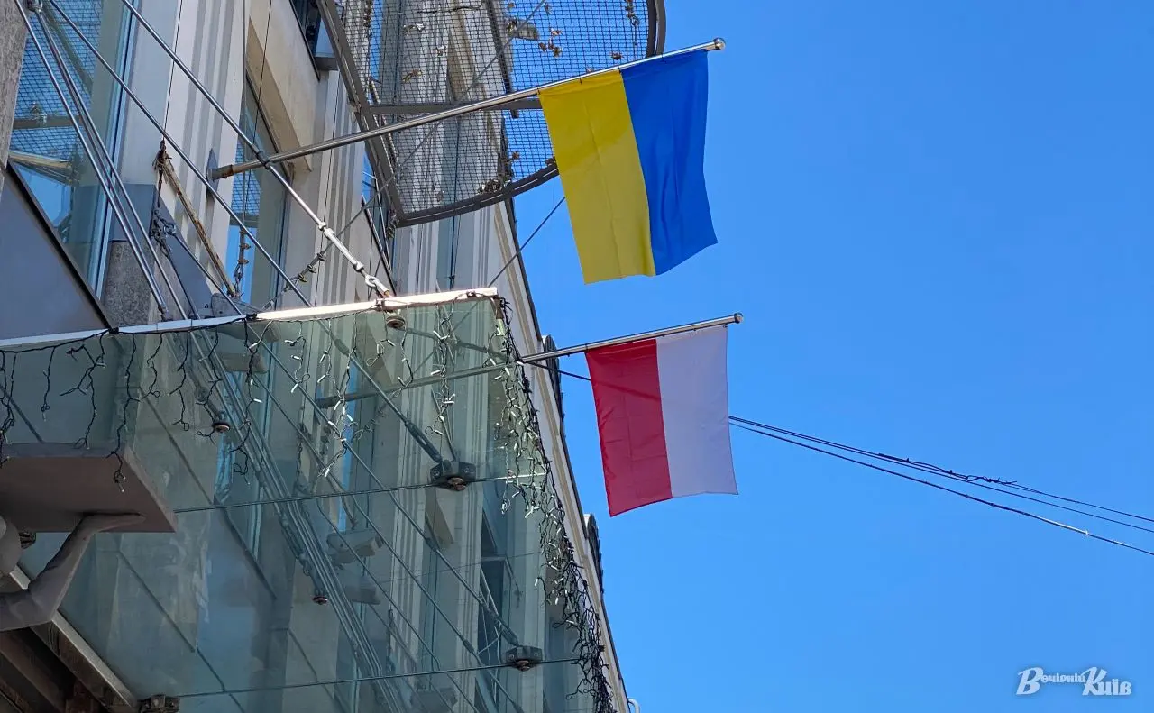 Жест солідарності: на Музеї історії Києва вивісили прапор республіки Польщі