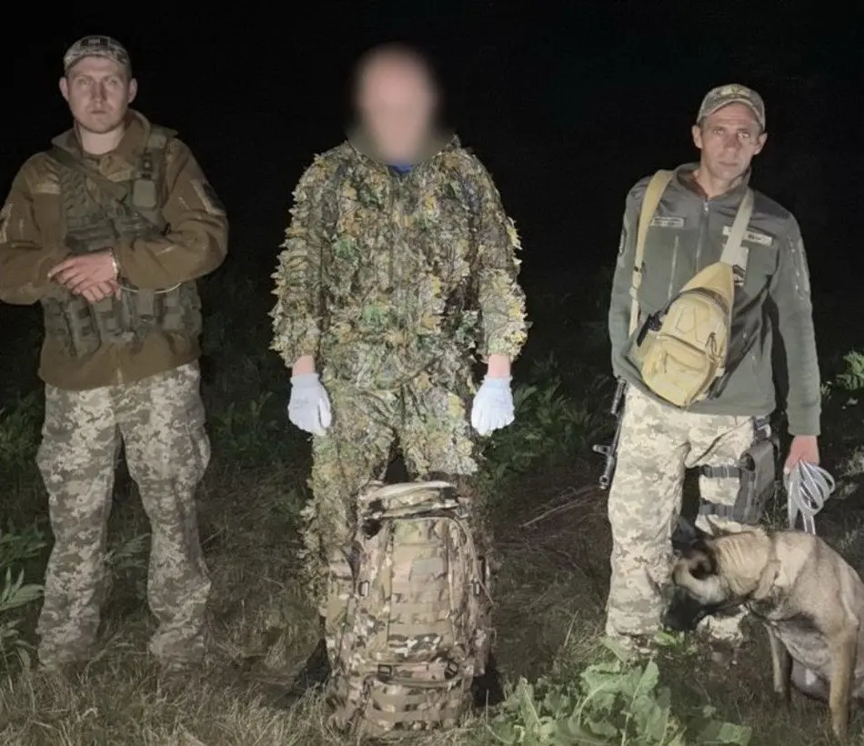 На Вінниччині прикордонники затримали чоловіка в маскувальному костюмі, який прямував до Молдови
