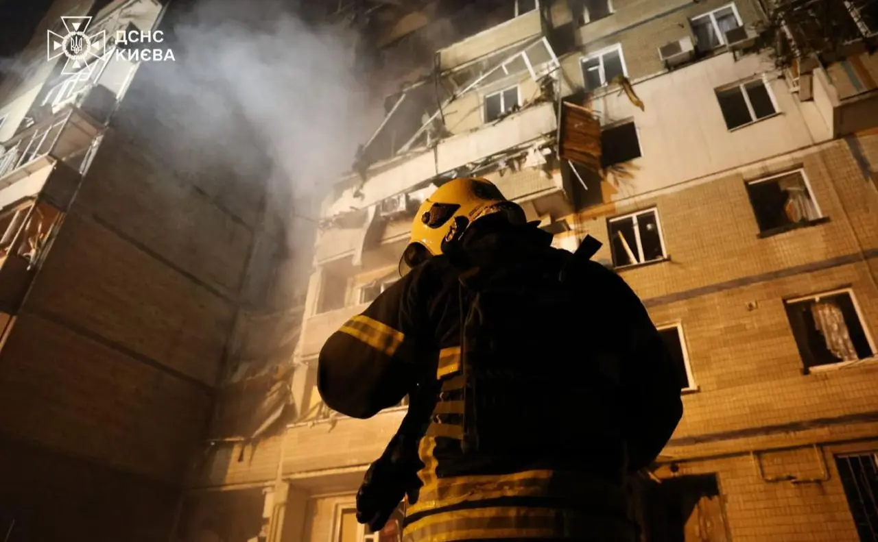 У Києві рятувальники з ночі ліквідовують наслідки нічної російської атаки БпЛА. ФОТО