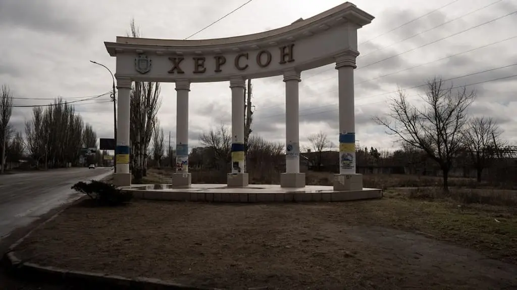 Окупанти атакують Херсон: нові удари по місту та евакуація жителів