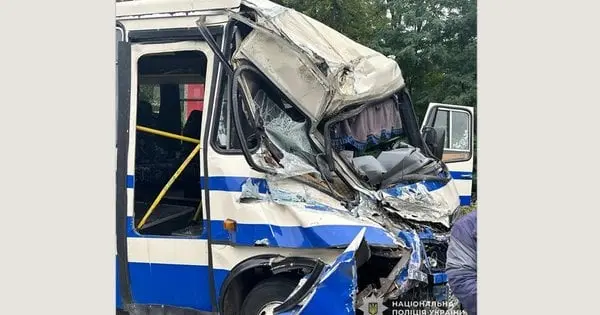 Через зіткнення маршрутки з вантажівкою біля Львова травмовані вісім людей