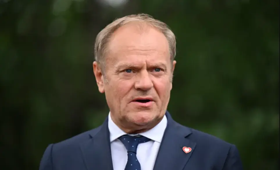 Туск відреагував на слова одіозного депутата, який заперечив газові камери в Освенцимі